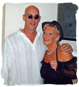 Marijke & Arthur Marijke en Arthur geven dan wel, en dat is ook hoe zij zijn, de indruk van een vrolijk duo welke er een feestje van maken maar zijn zich terdege bewust van het effect van muziek maken voor ouderen en/of mensen met een beperking... Zij zijn dan ook continu (7 dagen in de week ook als zij niet aan het optreden zijn) bezig om hun "act" te verbeteren. Ook zijn zij zich terdege ervan bewust dat zij veel kunnen leren van "vakmensen" zoals bijvoorbeeld activiteiten begeleiders (sters). 