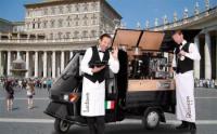 Met hun espressobar in een originele Italiaanse Piaggio, stelen Luciano en Giuseppe overal de show. 