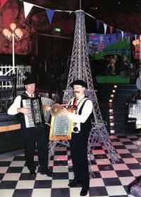 Zij kunnen als Franse muzikanten de sfeer van La France oproepen