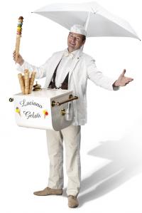 Luciano  steelt overal de show met zijn temperamentvolle optreden.