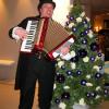 Kerstmuziek met accordeonist Theodores in Dickens kostuum